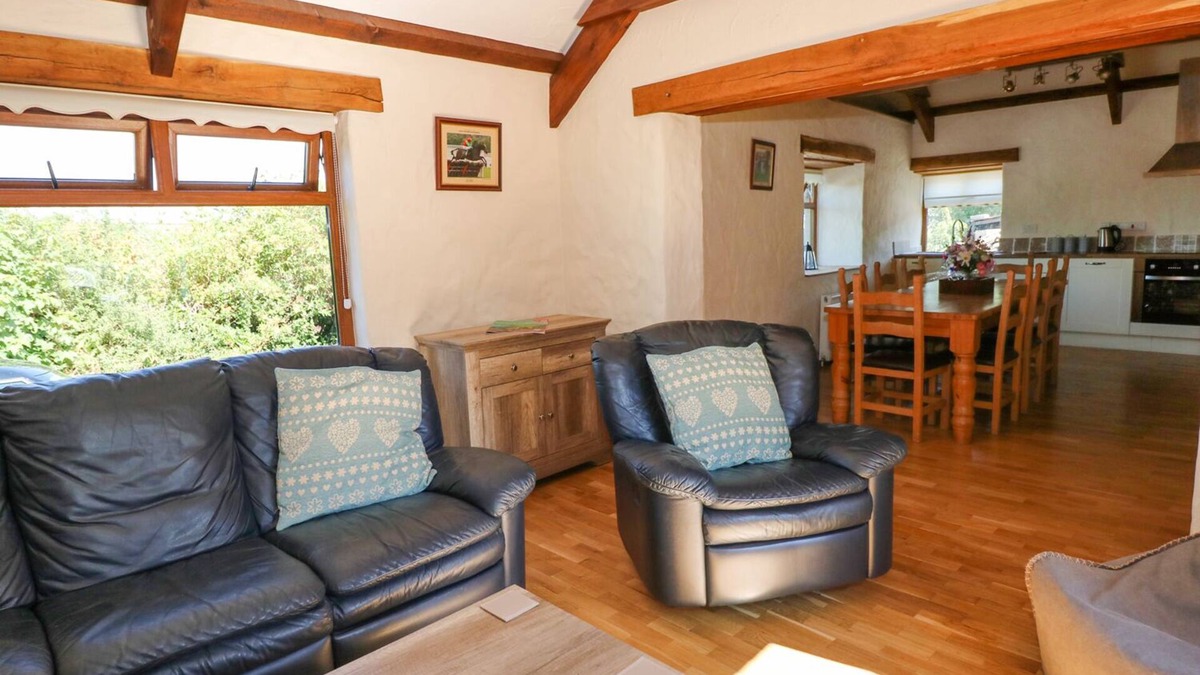 Efailwen Cottage | STABLE COTTAGE, pet friendly, with hot tub in Efailwen