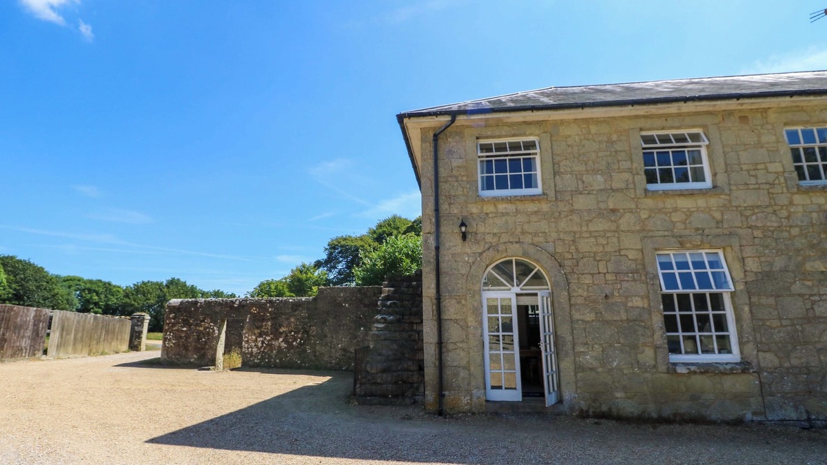 Ventnor Cottage | STABLE COTTAGE, pet friendly, with a garden in Wroxall