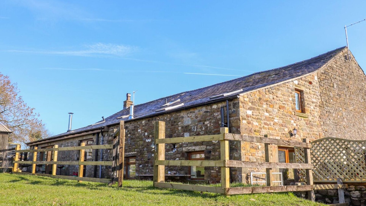 Clitheroe Cottage | STABLE VIEW COTTAGE, pet friendly, with hot tub in Bolton-By-Bowland