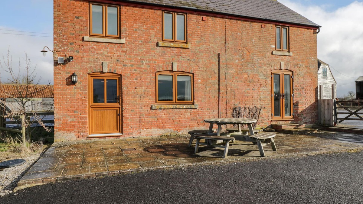 Melksham Cottage | STABLES COTTAGE, pet friendly, character holiday cottage in Bowerhill