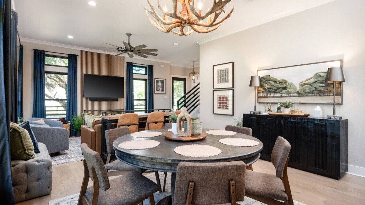 College Hills Estates House | Stadium View: 4 King Suites, 2 Living Rooms, Walk to A&M and Golf Course