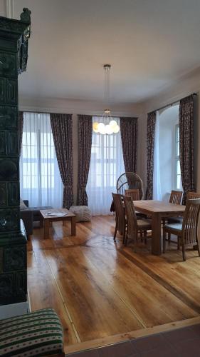 Bautzen Apartment | Stadtpalais Domblick-Suite 4 Zimmer mit Balkon maximal 6 Personen