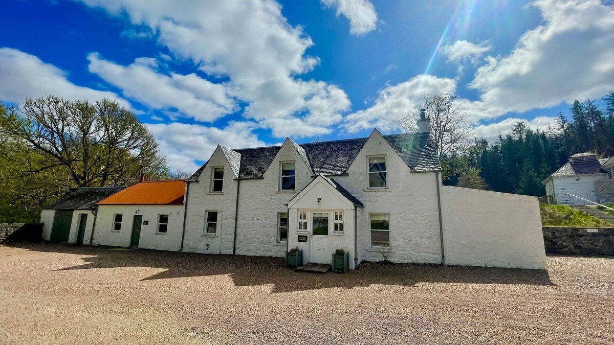 Spean Bridge Cottage | Stalkers Cottage - a cottage that sleeps 5 guests in 3 bedrooms