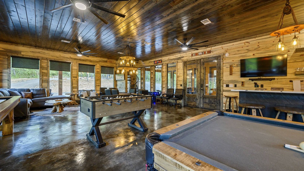 Pickens Cabin | Stallion | Sleeps 40 | EV Outlet | Creekside | Gameroom | Playset