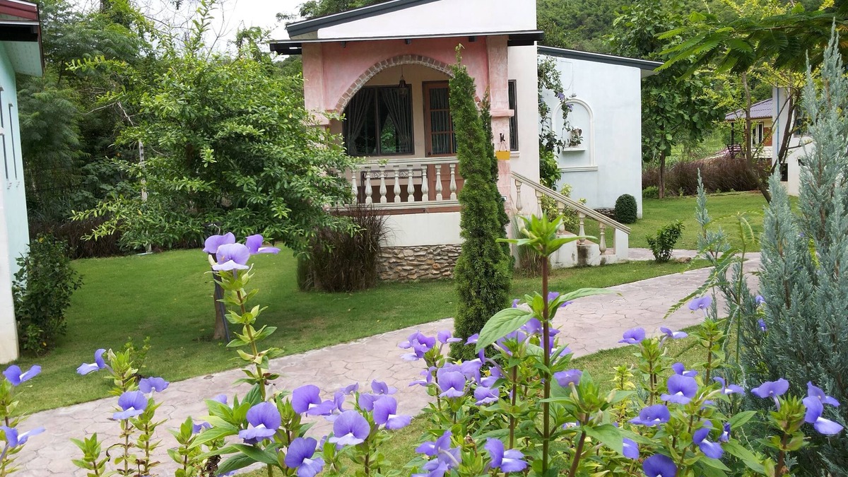 Suan Phueng Hotel | Stamp Hills Resort & Restaurant