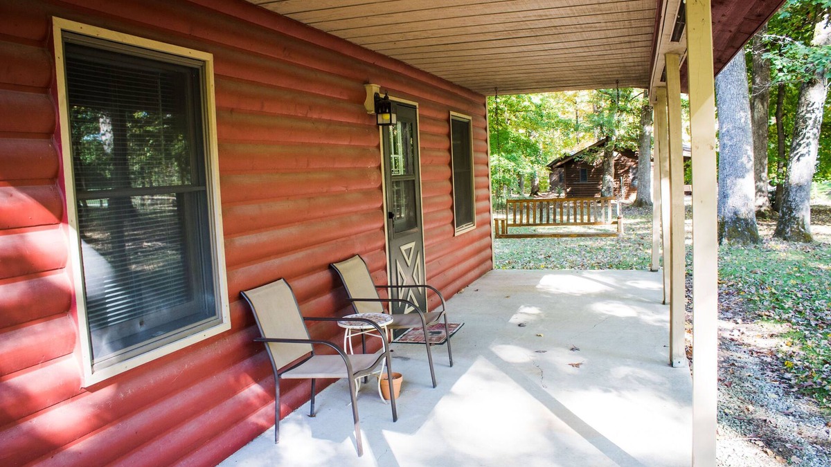 Triumph Cabin | Stand Alone cabin with Whirlpool Tub, Full Kitchen & Fire Pit Near Starved Rock
