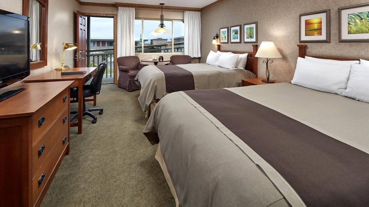 San Simeon Hotel | Standard 2 Queens Room w/Easy Access to Highway 101