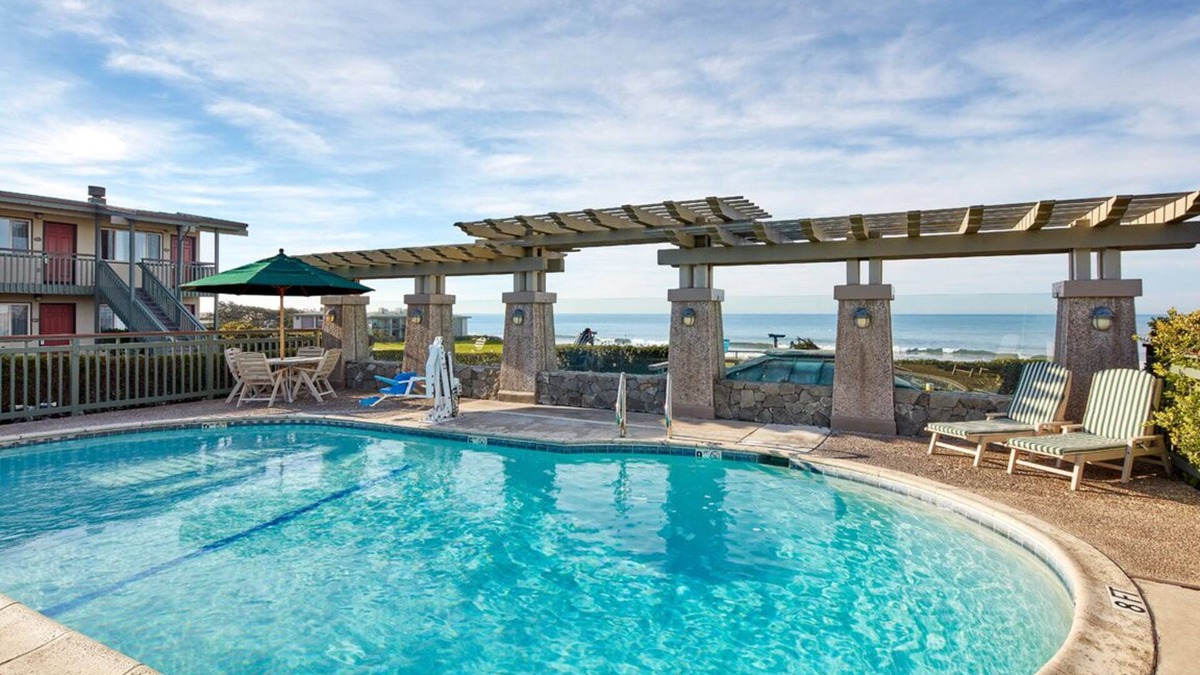 San Simeon Hotel | Standard King Room w/Sofa Bed | Access to Pool, Outdoor Firepits | Free Parking