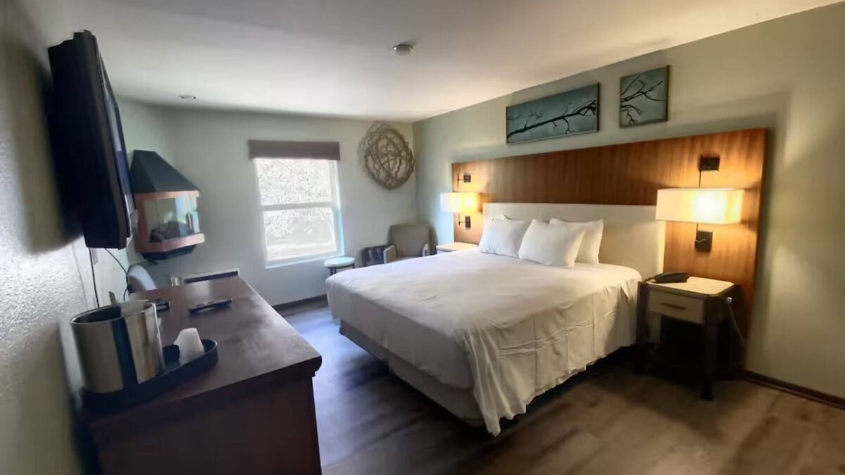 Mount Charleston Hotel | Standard King at The Retreat on Charleston Peak – Year-Round Adventures