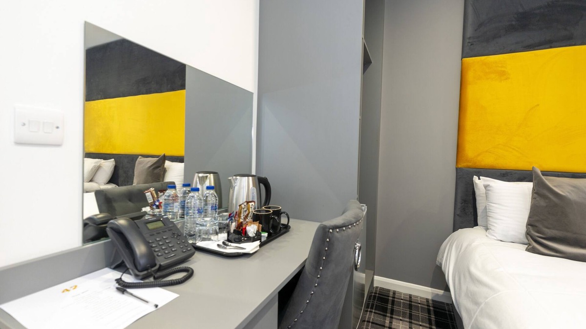 Scunthorpe Hotel | standard single bedroom with en suite