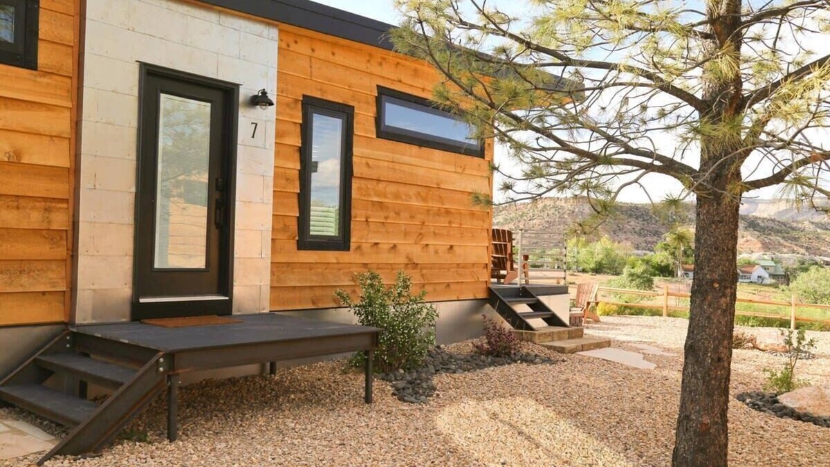Escalante Apartment | Star Lily: hillside tiny home with fire‑pit