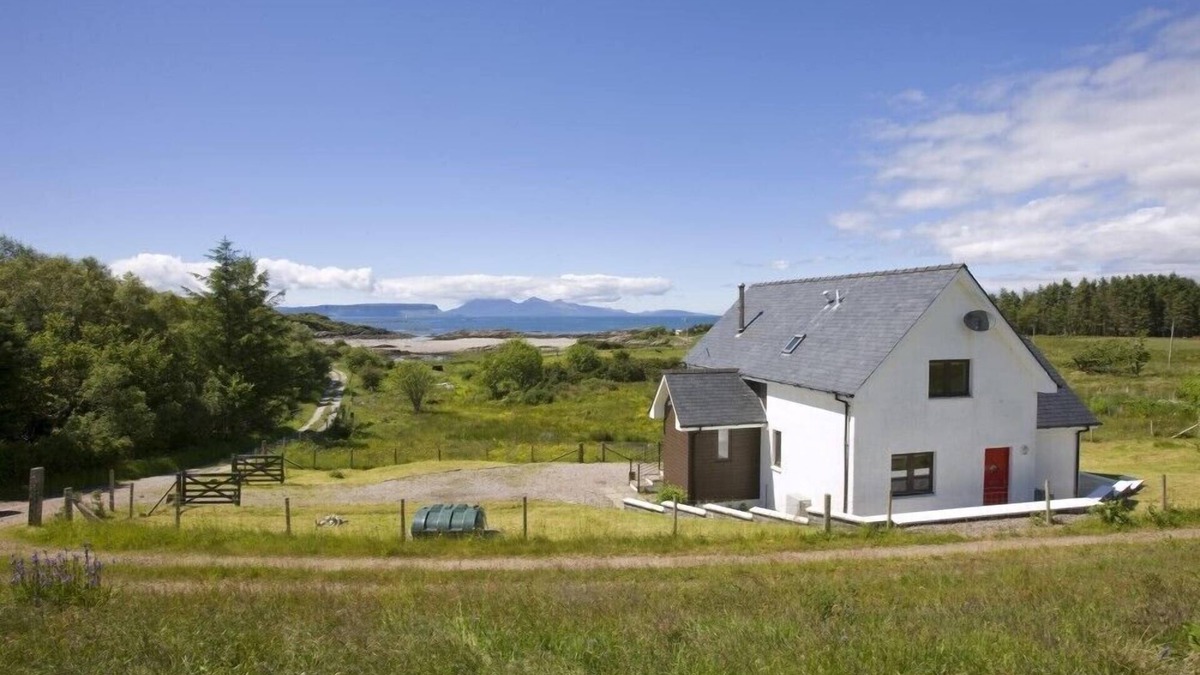 Arisaig Cottage | STAR NA MARA, pet friendly, with a garden in Arisaig