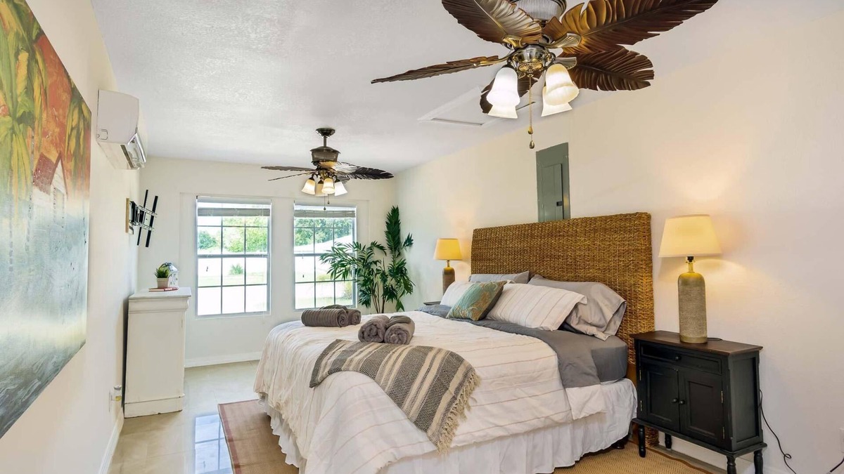 Sandalwood House | ~Star-Spangled Stay Sleeps 9 Mayo Clinic & Beach~