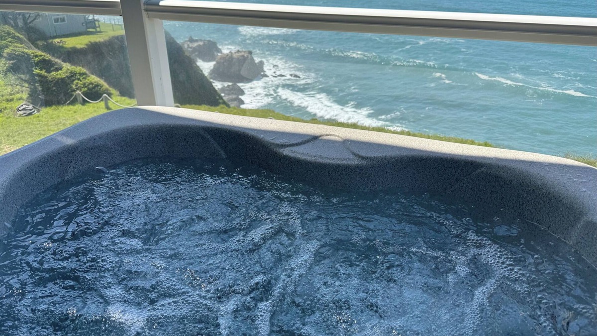 Shelter Cove Condo | Starfish by OceanviewHotTubs Oceanfront Tesla charging Shelter Cove