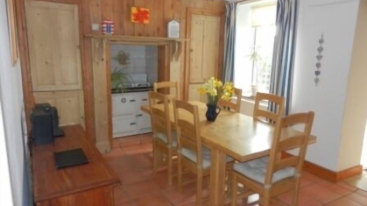 Crantock Cottage | Starfish Cottage - Crantock Beach North Cornwall sleeps 8, parking for 2 cars