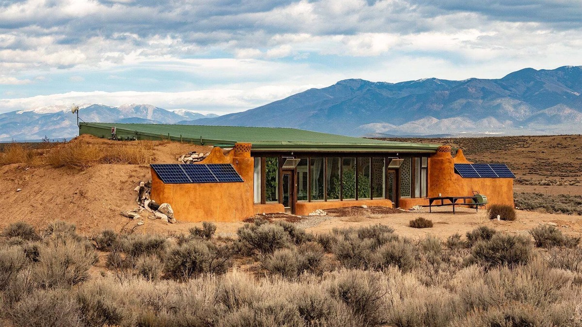 Petaca House | Stargazing Earthship Retreat in Taos with Outdoor Fire Pit - sleeps 6!