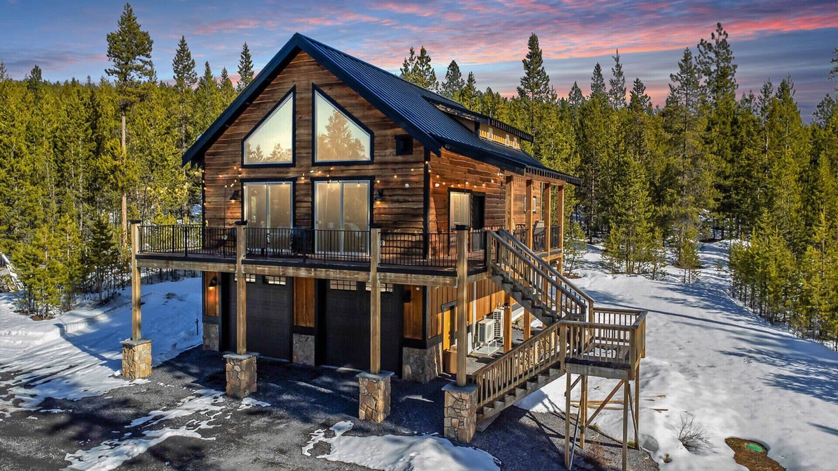 Crescent Ski Chalet | Stargazing~LuxuryChalet~MinstoWillamettePass~Theater~Arcade~CraterLake~3KingBeds