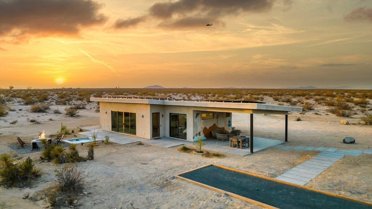 Joshua Tree House | Starlit Dunes | spa, pool table, bocce, 360° views