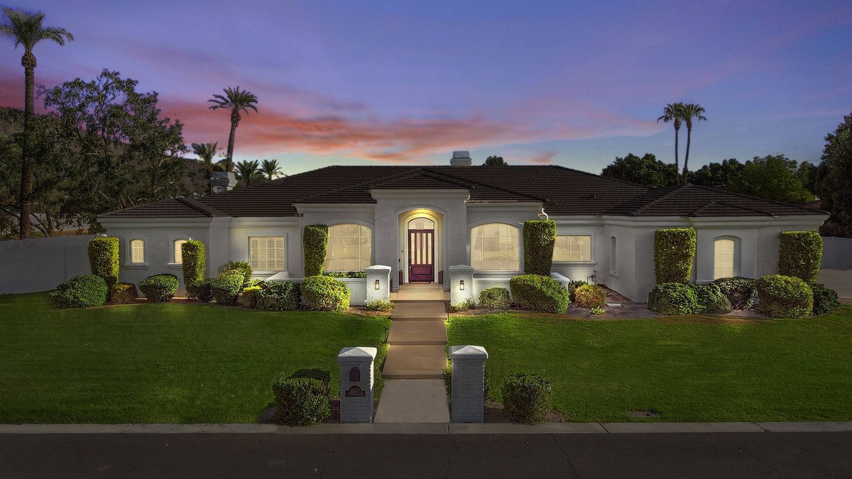 Lombardi Estates House | Stately Arcadia 5 bedroom home in Scottsdale with heated pool