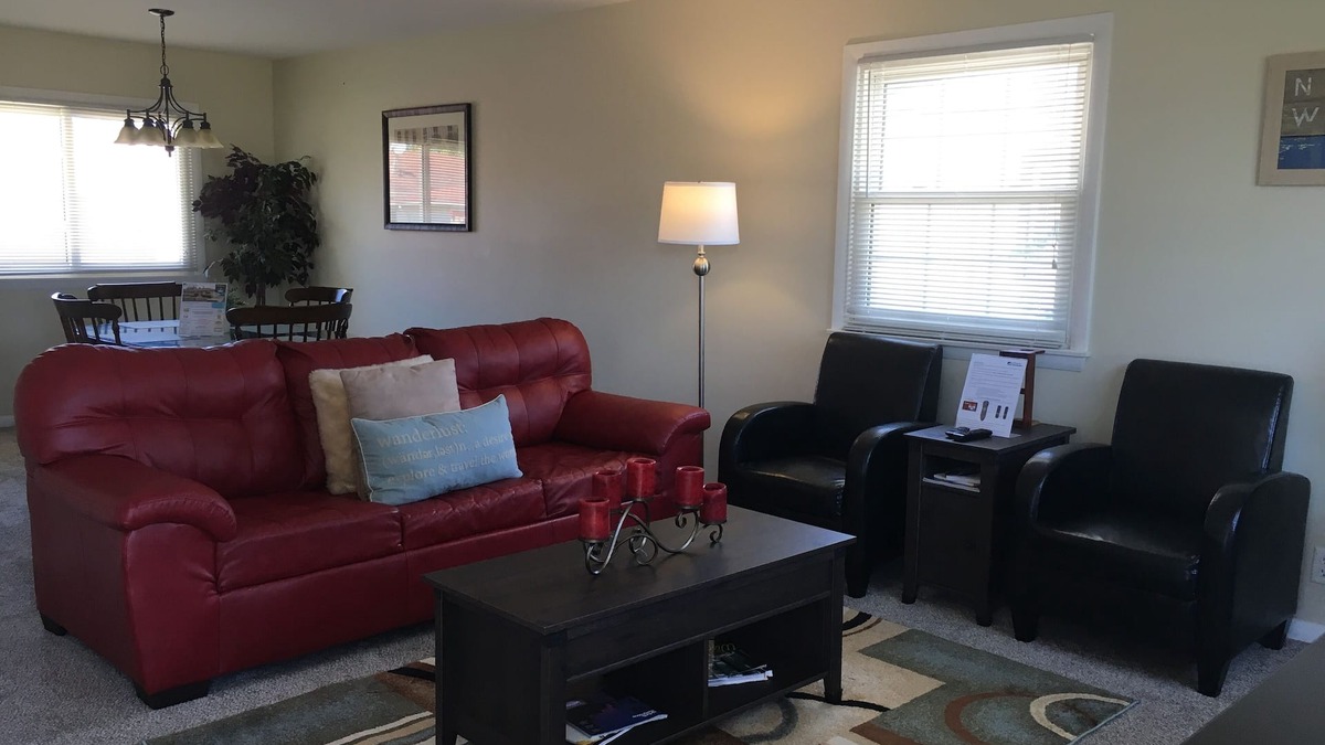 Racine House | Stately! Professionally Cleaned, Self Check In - Sleeps 10