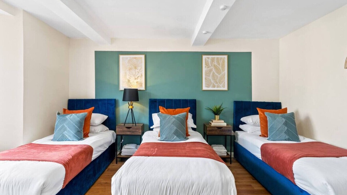 Brighton City Centre Apartment | Station 10 Beds | Contractor | Central | Sleeps 12