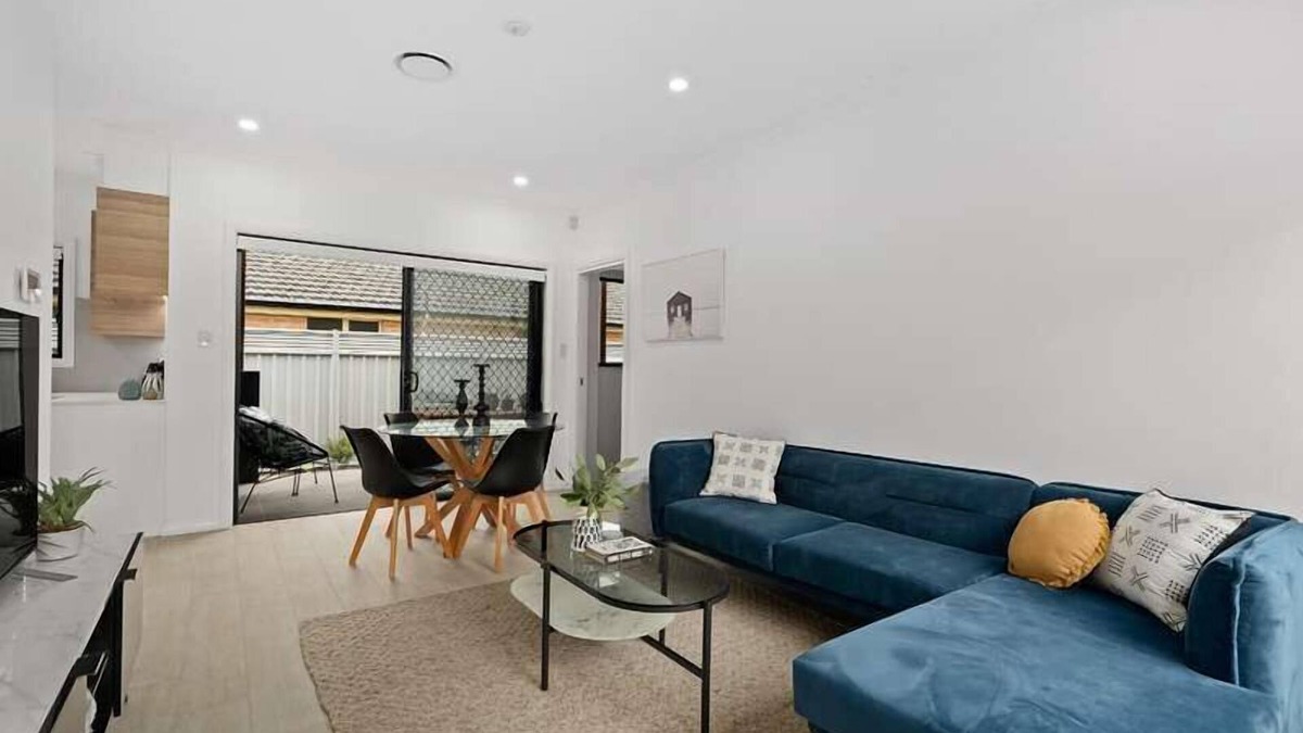 Booker Bay Apartment | Stay 7, pay 5 these school Holidays-cafes/beach