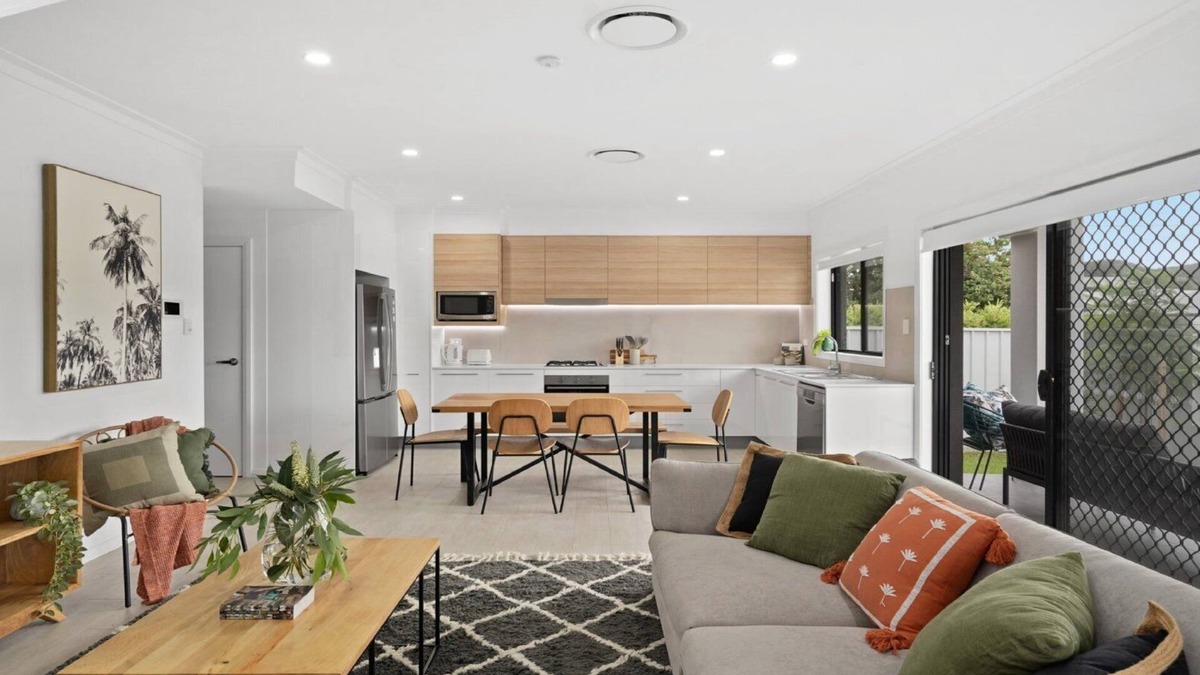 Booker Bay Apartment | Stay 7, pay 5 these school holidays- cafes/beach