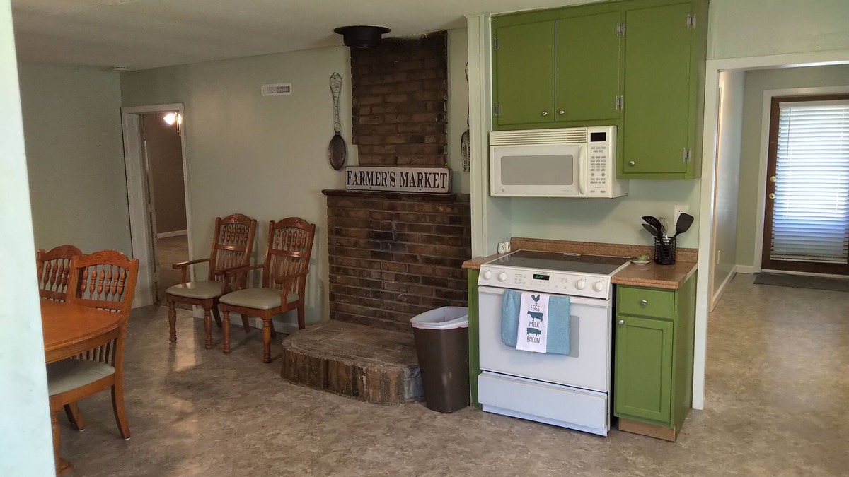 Johnson County House | Stay and play, home on private lake and acreage