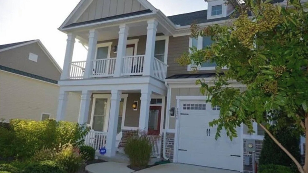 The Commons House | Stay At Award Winning Golf Resort Community just minutes from the beach