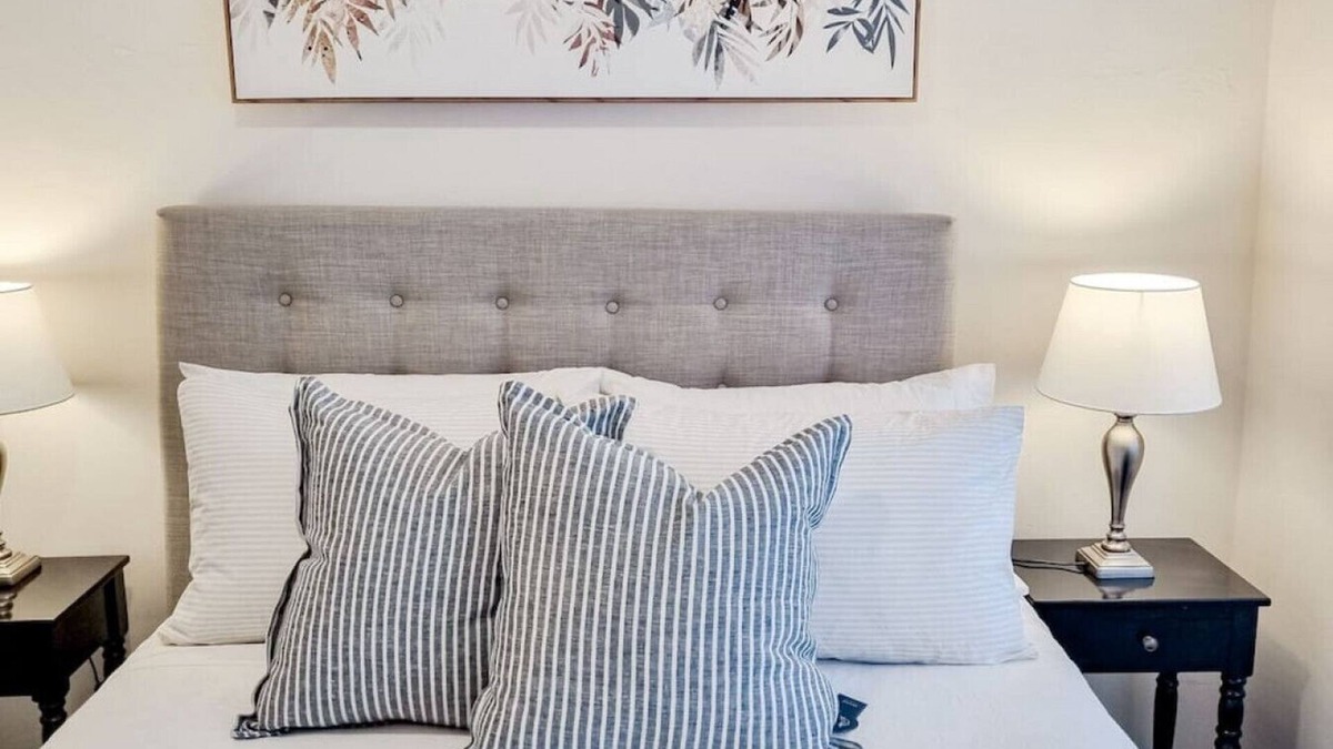 Turvey Park House | Stay at Beauty Point Wagga 5bdr 2bth magical views