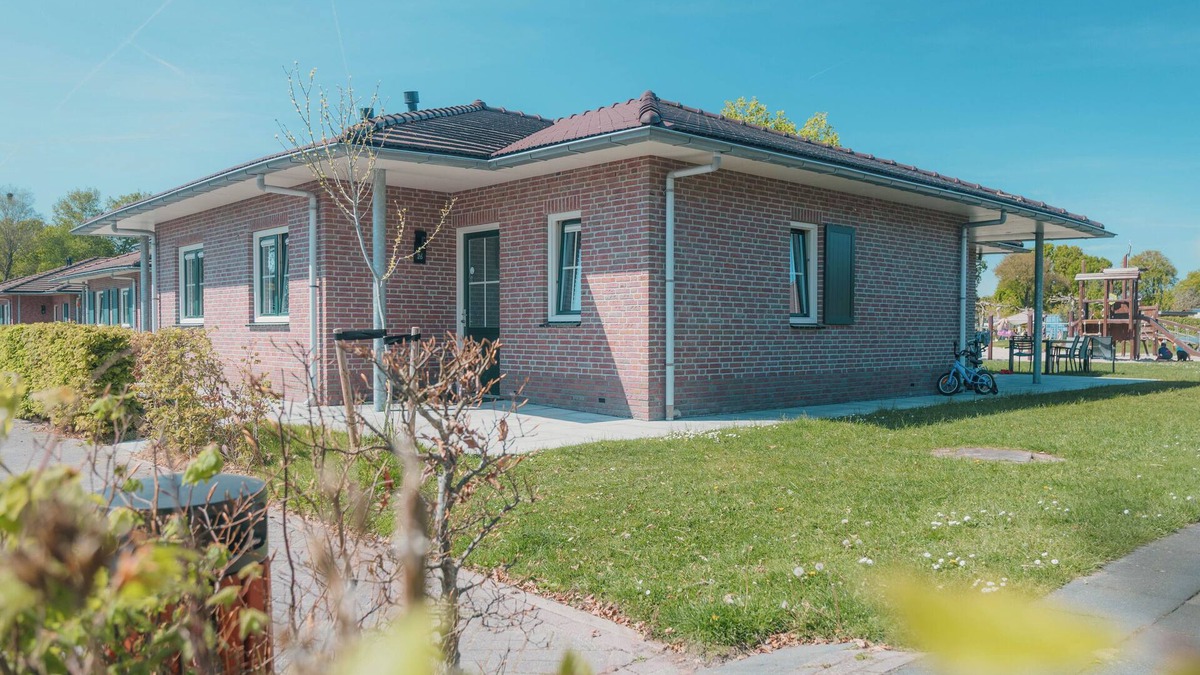 Voorthuizen House | Stay at Bungalow Voorde on Recreatiepark De Boshoek, a spacious group accommodation for 16 guests in the heart of the Veluwe with a fully equipped kitchen.