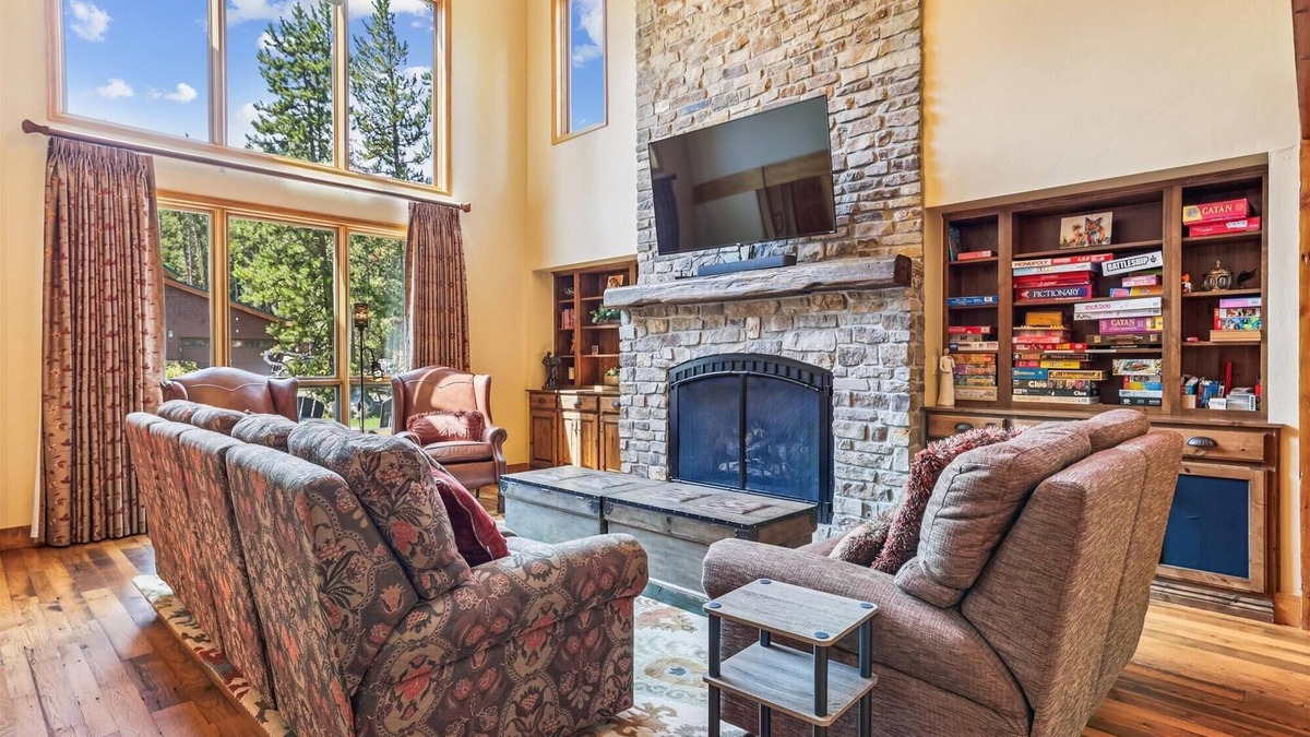 Trafalgar House | Stay at Friendly Fox Chalet, a large pet friendly home in a great location.