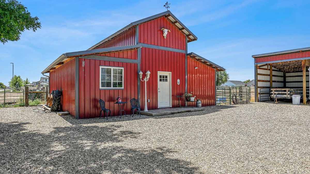 Kuna House | Stay at The Barnhouse in Kuna - Rustic Retreat for Two with Fireplace Near Boise