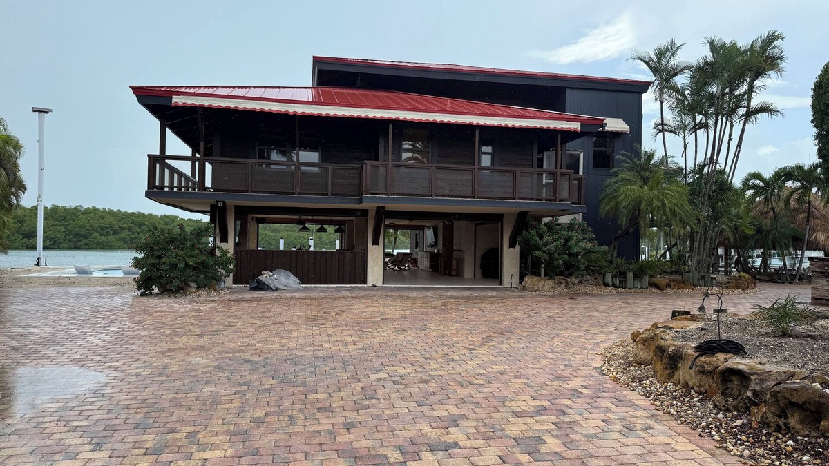 Venetian Shores House | Stay at the Pirate House conveniently located on Snake Creek in Venetian Shores