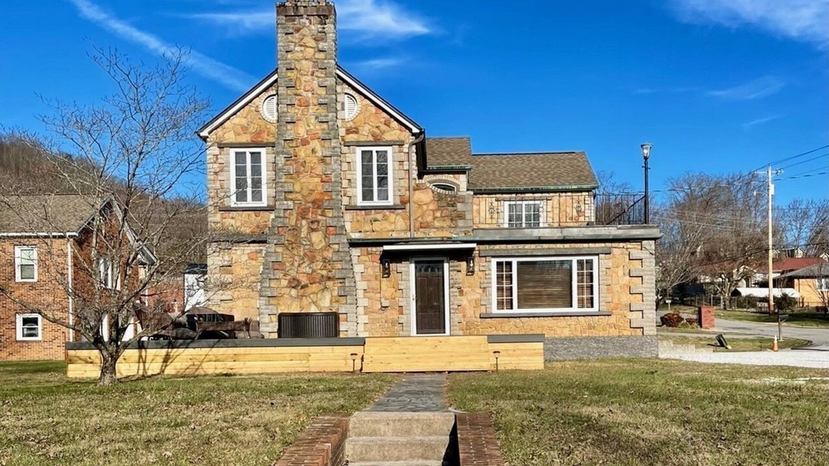 La Follette House | Stay at the Rock, Ride the Blue!