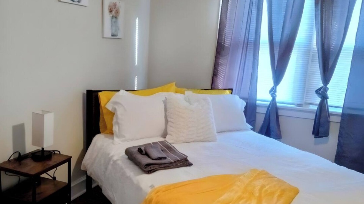 St. Louis House | Stay at this Cozy 3 bedroom 2 bathroom home that caters to Females only.