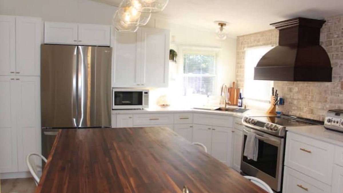 Goode House | Stay Awhile - 3BD 2BA home. Beautiful and spacious. Kids room with play area.