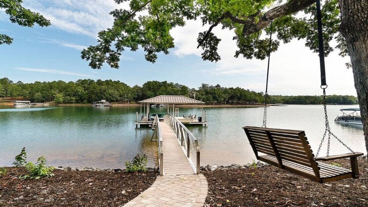 West Union House | Stay awhile and RELAX at Lake Keowee, Clemson and the mountains!nThe 5 Seasons