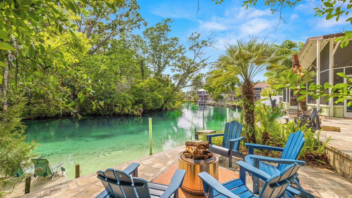 Weeki Wachee Gardens House | Stay directly on crystal clear waters of Weeki Wachee River with your own beach!
