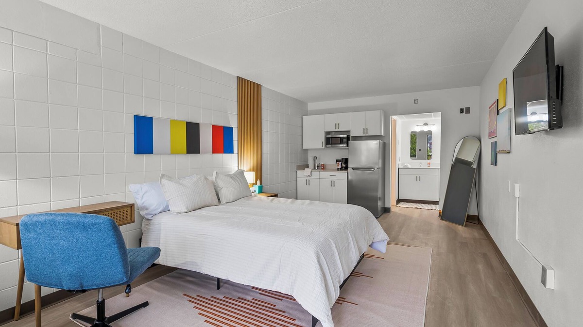 Cedar Falls Apartment | Stay Downtown, Free Gated Parking, Renovated Studio! 524