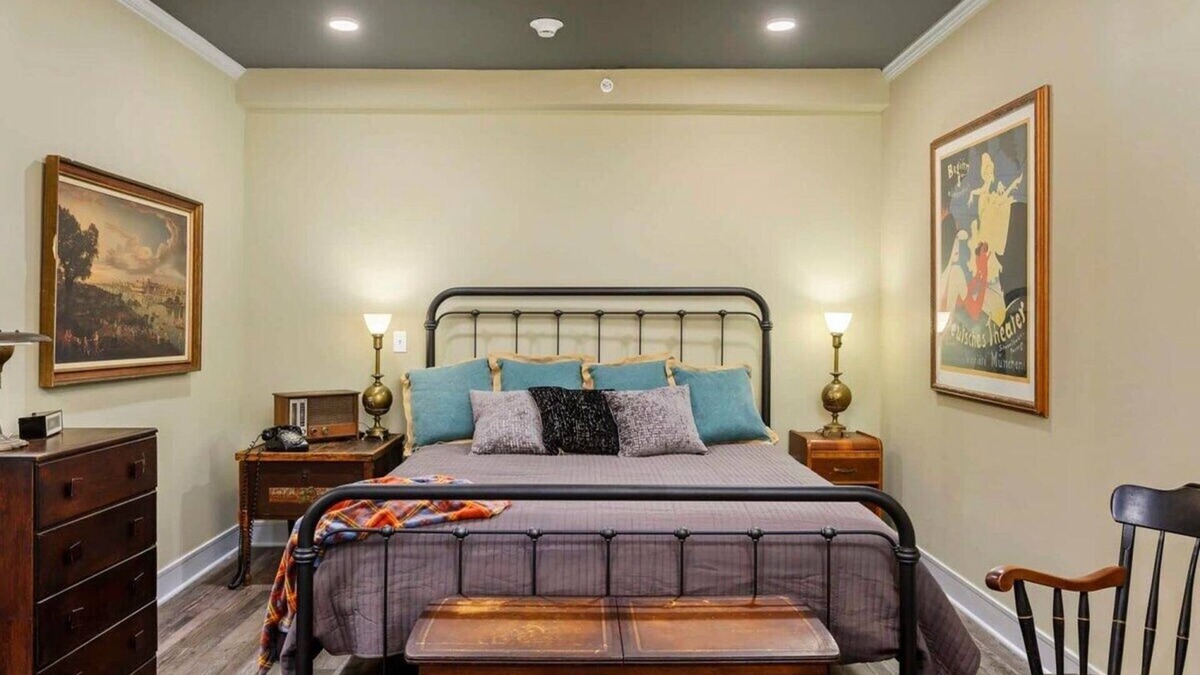 Parkville Apartment | Stay Downtown Parkville Vintage Charm Eateries