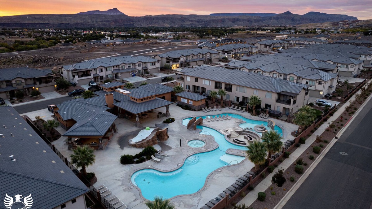 Hurricane House | Stay Here-Hike Zion-Swim Sand Hollow-Red Rock View-Zion Village-Private Hot Tub