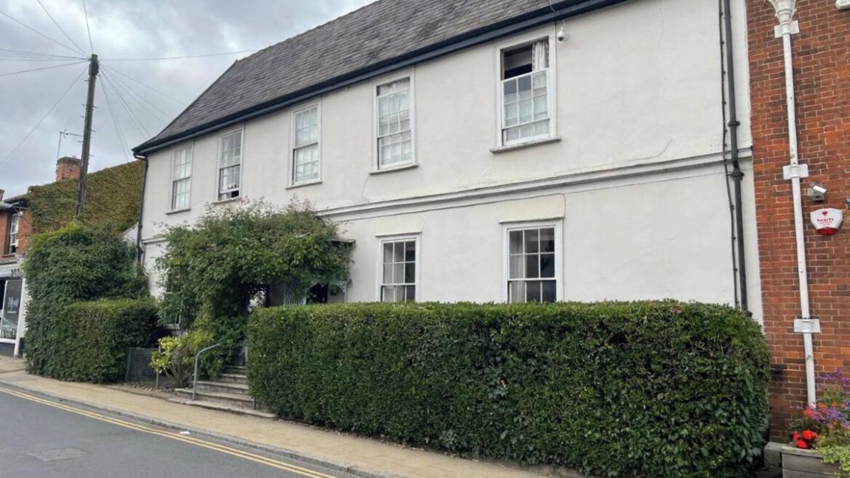 Harleston House | Stay in a 15th century medieval house