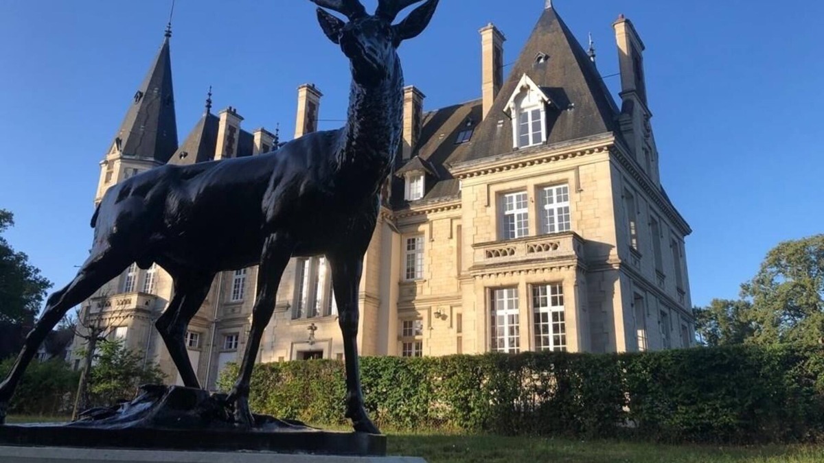 Saint-Jean-aux-Bois Apartment | Stay in a chateau! 4 bedroom apartment with private pool near Paris!