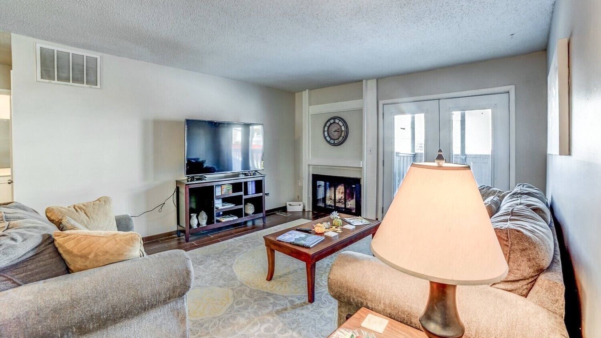 South Tulsa Condo | Stay in a classically designed apt near ORU, exercise trails, and restaurants!