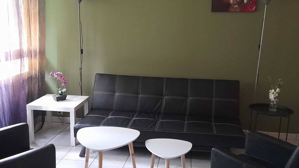 La Pierre Heuze North Apartment | Stay in Caen - Spacious 4 Bedroom Apartment, Near the Beach
