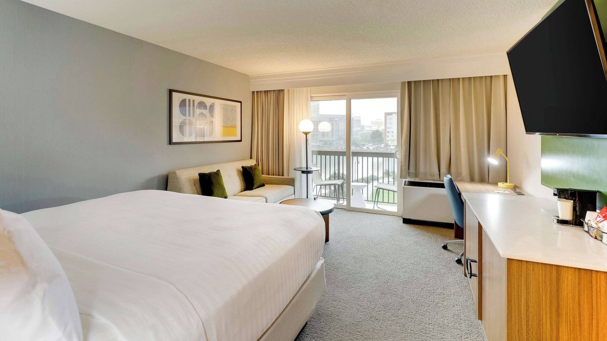 Oyster Point Hotel | Stay in Style Along Oyster Point Waterfront Minutes to Jack Drago Park