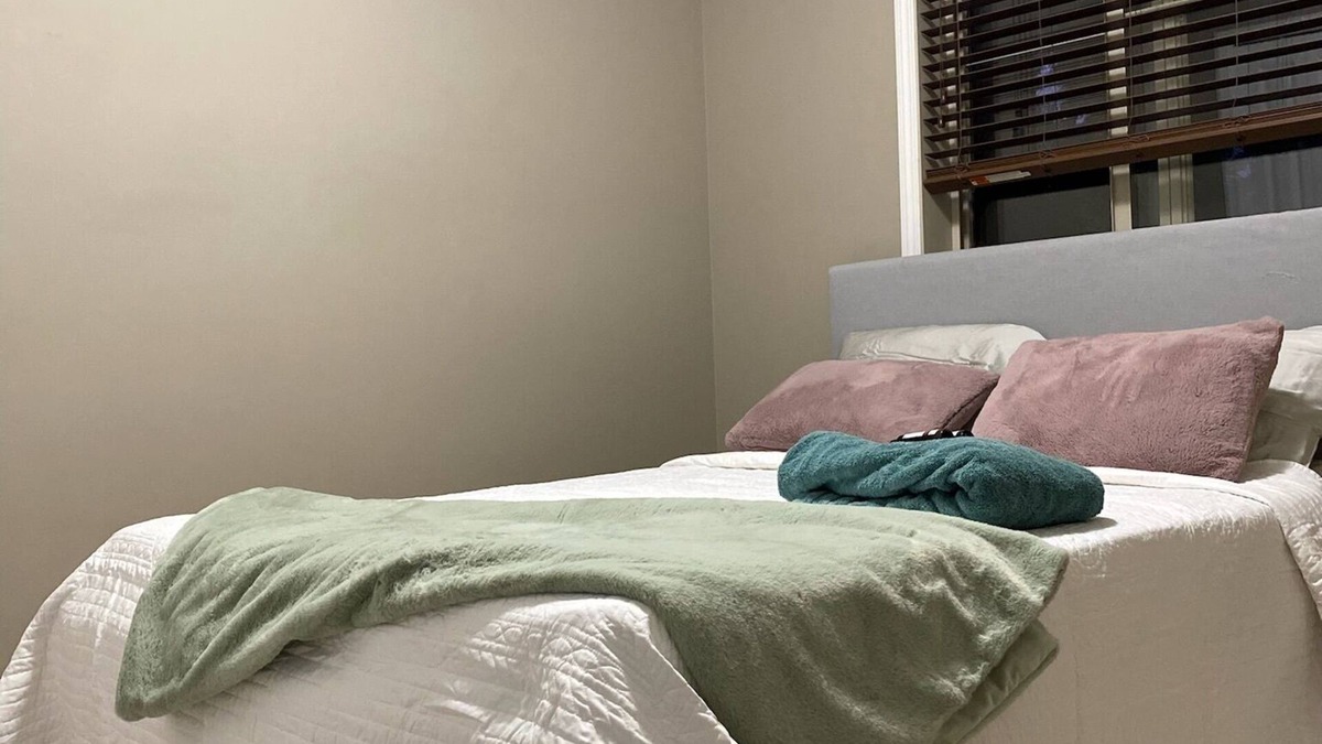 Radisson Heights - Albert Park Condo | Stay in style: near DT + private bathroom