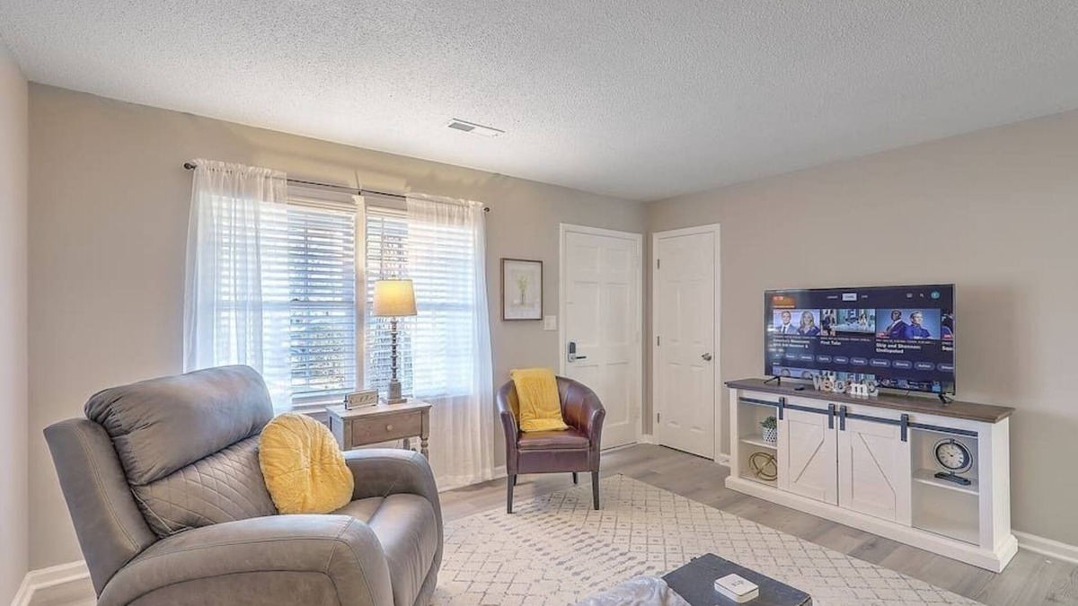 Goose Creek House | Stay near all Chas attractions, quiet comfort with fenced yard!