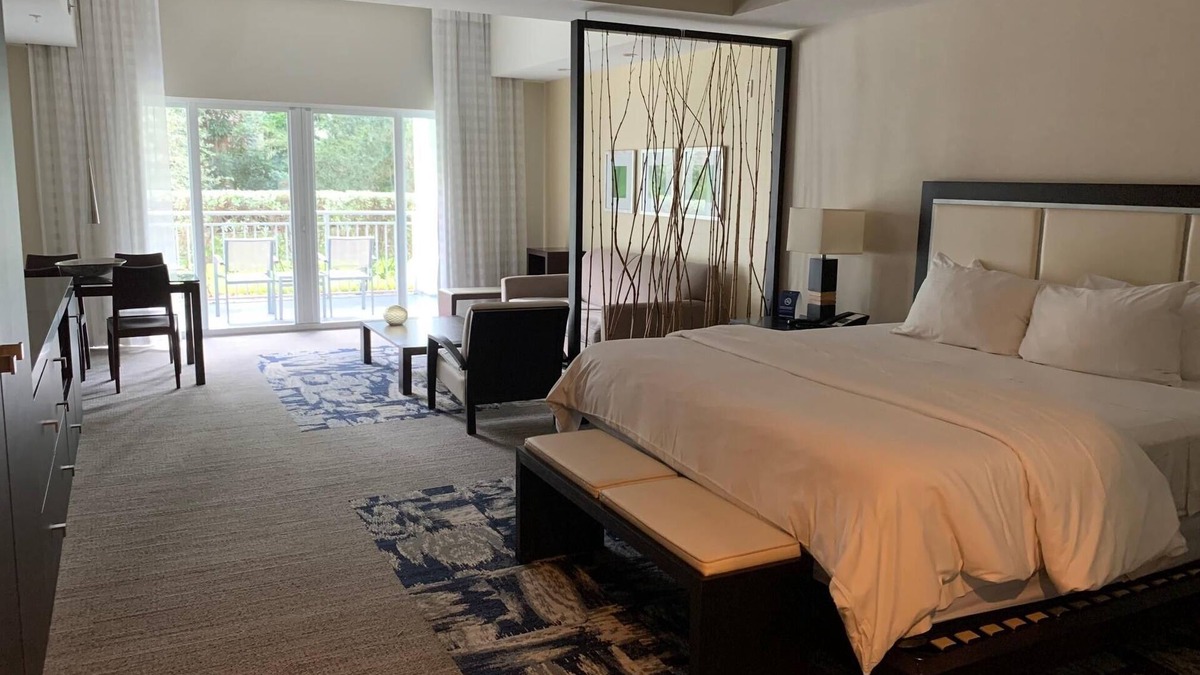 Ludlam Condo | Stay Near the Hardrock Stadium, King Studio